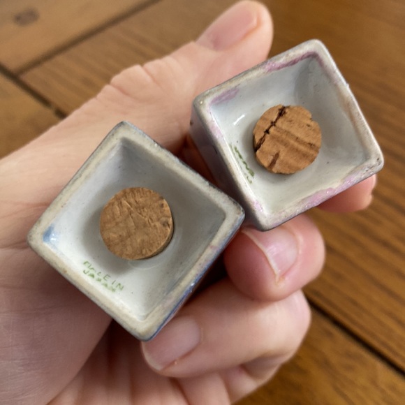 Hand painted Japanese vintage salt and pepper shakers - Picture 3 of 4